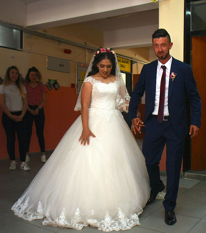 Eskişehir'de 4 yıl önce imkansızlıklar nedeniyle düğün yapamadan evlenen Safiye ve Hasan Ertogan çifti, bir meslek lisesinin öğretmenleri ve öğrencileri tarafından organize edilen düğünle hayallerine kavuştu. 