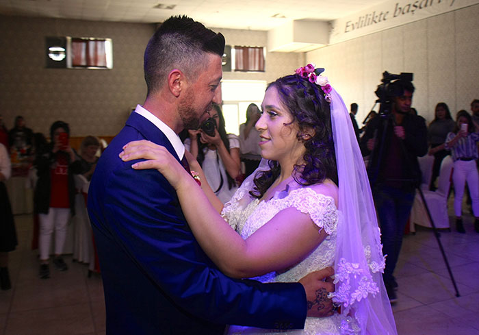 Eskişehir'de 4 yıl önce imkansızlıklar nedeniyle düğün yapamadan evlenen Safiye ve Hasan Ertogan çifti, bir meslek lisesinin öğretmenleri ve öğrencileri tarafından organize edilen düğünle hayallerine kavuştu. 