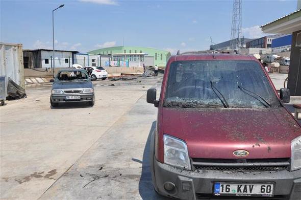 Bursa’nın İnegöl ilçesinde Mobilya İhtisas Organize Sanayi bölgesinde faaliyet gösteren sunta fabrikasının devam eden inşaatında yaşanan yangın ve patlama ortalığı savaş alanına çevirdi. Şans eseri olayda ölen ya da yaralanan olmazken, 5 araç zarar gördü. 