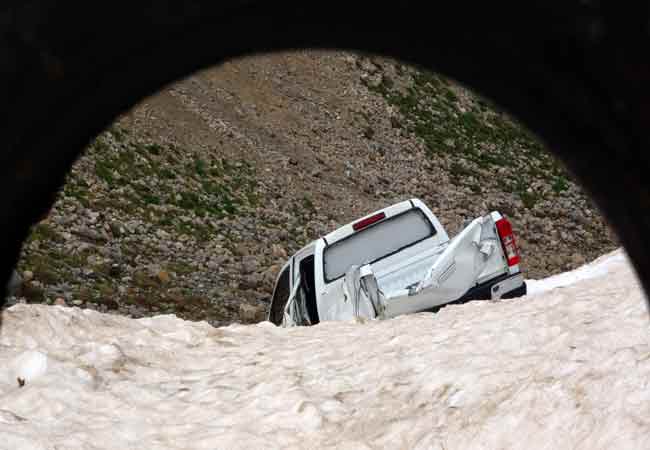 Yüksek dağların yamaçlarından geçen Van-Bahçesaray kara yolu üzerinde meydana gelen ve 42 kişinin yaşamını yitirdiği çığ faciasında çok sayıda araç da karlara gömülmüştü. 