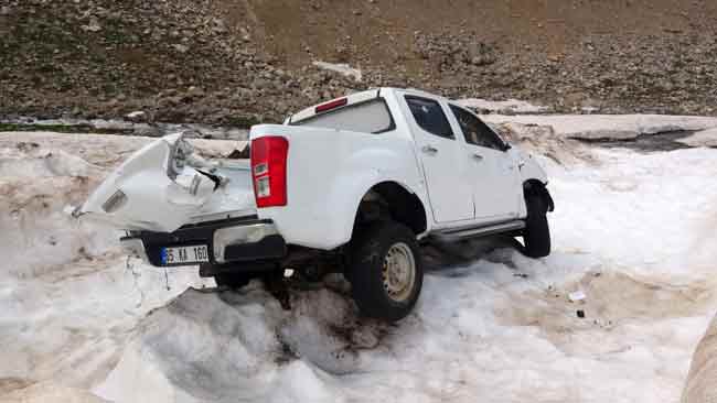 Havaların ısınmasına bağlı karların erimeye başladığı bölgede 4 araçtan ikisi orta çıktı.