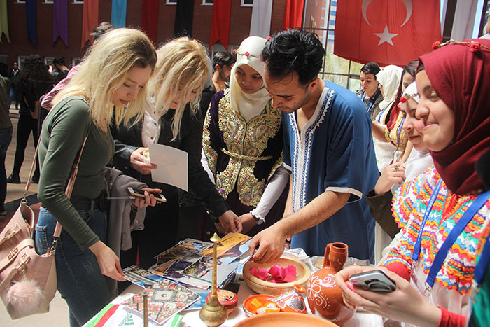 Anadolu Üniversitesi İletişim Bilimleri Fakültesi son sınıfı öğrencileri tarafından düzenlenen ‘Kültür Günü’nde, dünyanın dört bir yanından gelen öğrenciler ülkelerinin kültürlerini tanıttı. 