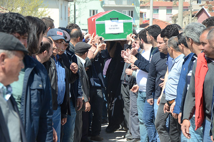 Eskişehir Osmangazi Üniversitesi (ESOGÜ) Eğitim Fakültesi'ne düzenlenen saldırıda hayatını kaybeden Fatih Özmutlu (48), Kırka'da son yolculuğuna uğurlandı. 