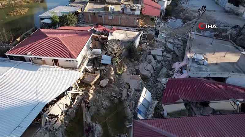 Depremin ardından Hatay'ın Antakya ilçesi Demirköprü köyünden geçen fay hattı yerleşim alanlarını yerle bir etti. 
