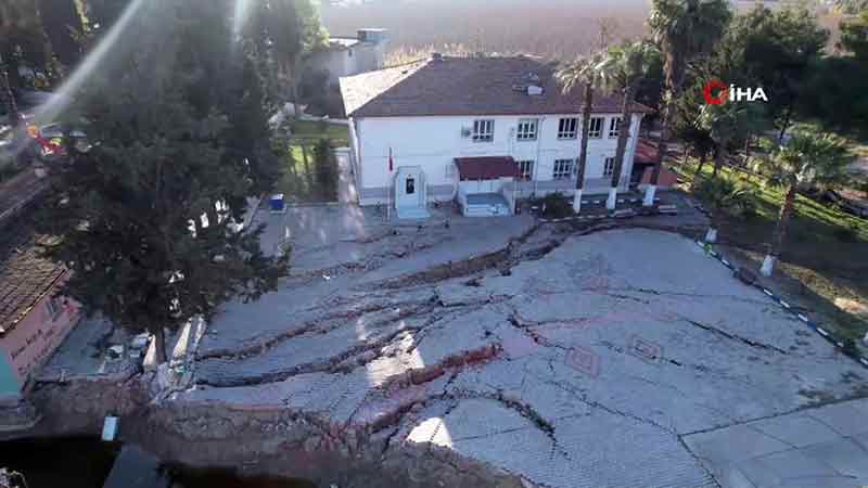  Köyde yaşayan vatandaşlar deprem nedeniyle oturduğu evlerinde zeminden 3 metre aşağı çöktü. 