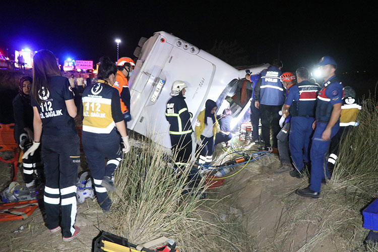 Aksaray’da otobüsün şarampole devrilmesi sonucu meydana gelen trafik kazasında 1’i çocuk 6 kişi hayatını kaybetti, 44 kişi de yaralandı. 