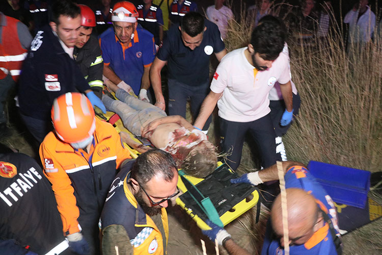 Aksaray’da otobüsün şarampole devrilmesi sonucu meydana gelen trafik kazasında 1’i çocuk 6 kişi hayatını kaybetti, 44 kişi de yaralandı. 