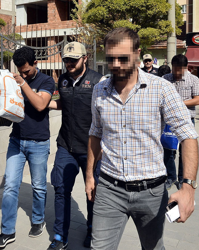 Eskişehir'de Fetullahçı Terör Örgütü/Paralel Devlet Yapılanması'na (FETÖ/PDY) yönelik operasyonda gözaltına alınan meslekten ihraç edilen ve açığa alınan 8 emniyet mensubundan 4'ü adliyeye sevk edildi.