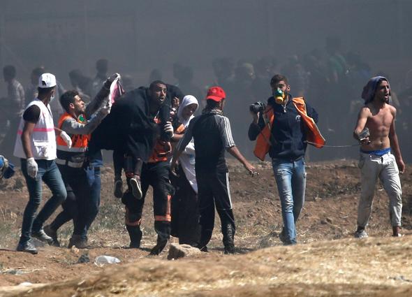 Son dakika haberi... ABD Başkanı Donald Trump Aralık ayında açıkladığı kararının ardından bugün ABD'nin İsrail Büyükelçiliği Tel Aviv'den Kudüs'e taşındı. Açılış törenine Trump'ın damadı Jared Kushner ve kızı Ivanka Trump da katıldı. Gazze'deki protestolarda İsrail güçleri, 58 Filistinliyi öldürdü, 2 bin Filistinli de yaralandı.