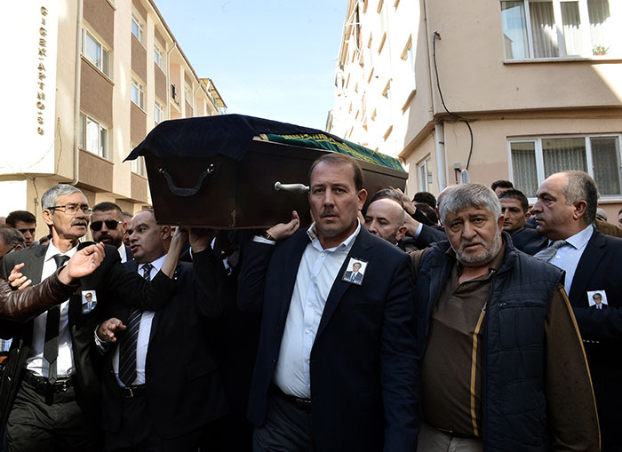 ETİ Şirketleri Onursal Başkanı ve ETİ Makine Yönetim Kurulu Başkanı Firuz Kanatlı düzenlenen cenaze törenin ardından sevenlerinin gözyaşları arasında toprağa verildi.