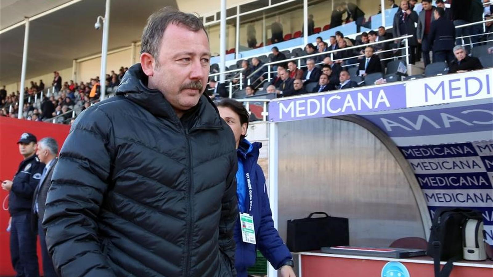 Sergen Yalçın ve ekibiyle büyük ölçüde yolların ayrılması planlanıyor. Yerine düşünülen teknik direktör ise Trabzonspor’dan ayrılmasına kesin gözüyle bakılan Rıza Çalımbay.