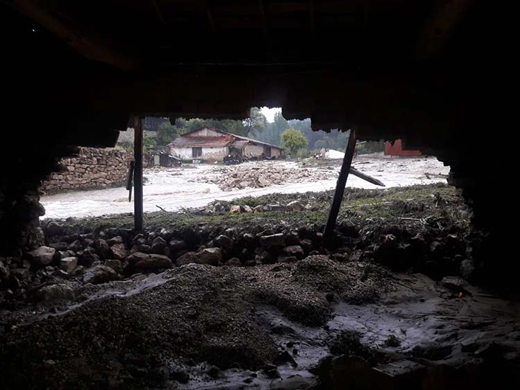 Eskişehir’de yoğun yağış ulaşımda aksamalara sebep olurken Seyitgazi ilçe karayolu bir süreliğine ulaşıma kapandı, bazı araçlar mahsur kaldı. 
