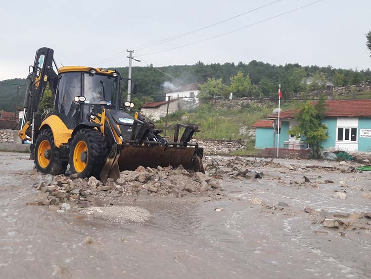 Eskişehir’de yoğun yağış ulaşımda aksamalara sebep olurken Seyitgazi ilçe karayolu bir süreliğine ulaşıma kapandı, bazı araçlar mahsur kaldı. 