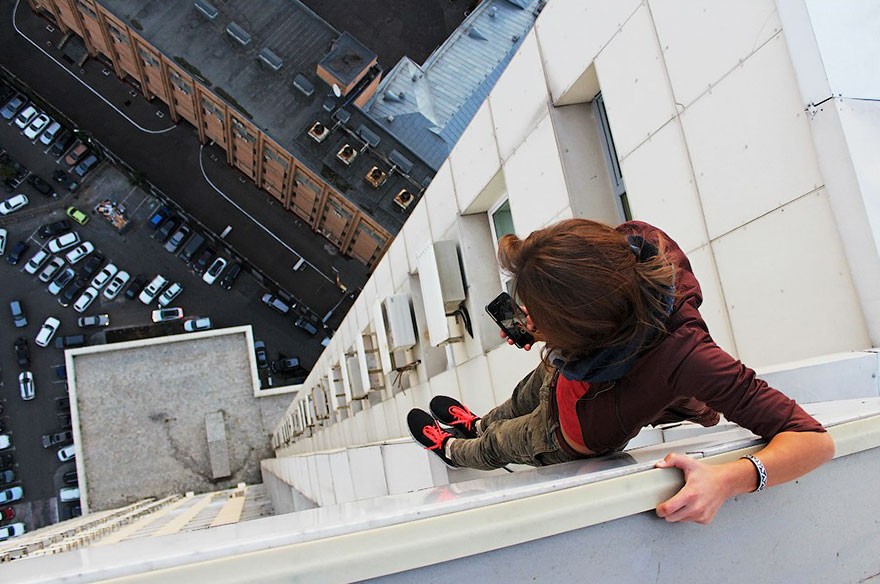Angela Nikolau amatör bir fotoğrafçı onu meşhur yapan ise dünyanın en yüksek binalarında çılgın selfieler çekiyor olması..