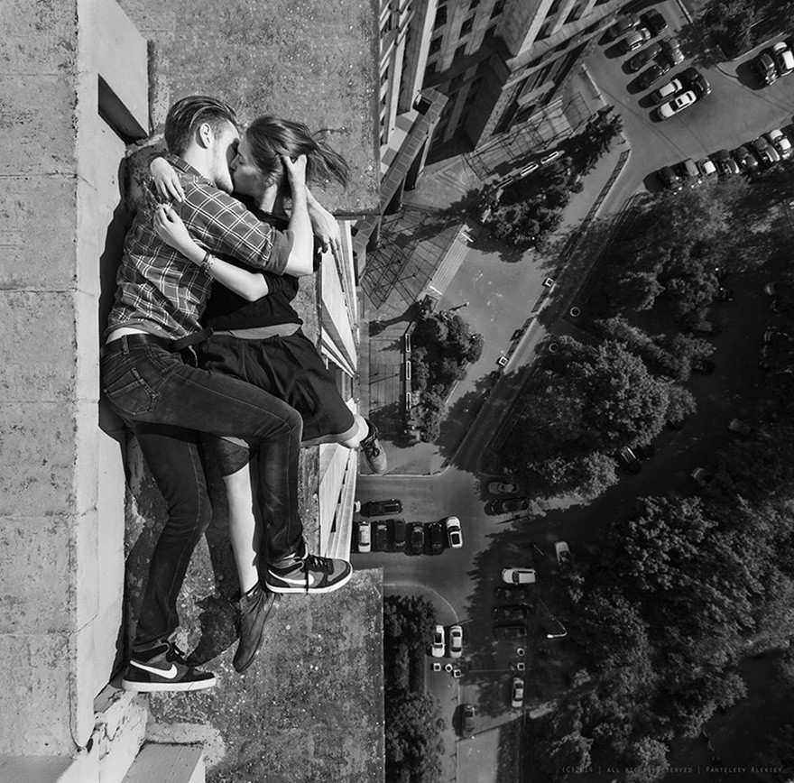 Angela Nikolau amatör bir fotoğrafçı onu meşhur yapan ise dünyanın en yüksek binalarında çılgın selfieler çekiyor olması..