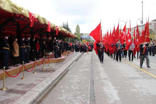 Cumhuriyetin ilan edilişinin 94’üncü yılında, Eskişehir’de yüzlerce vatandaş 29 Ekim Cumhuriyet Bayramını coşkuyla kutladı. 