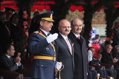 Cumhuriyetin ilan edilişinin 94’üncü yılında, Eskişehir’de yüzlerce vatandaş 29 Ekim Cumhuriyet Bayramını coşkuyla kutladı. 