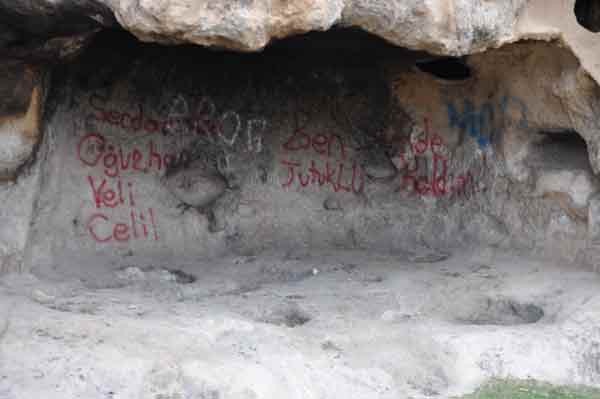 Frig Vadisinin önemli eserlerinin bulunduğu Afyonkarahisar’ın İhsaniye ilçesinde mağara ve eserlerin üzerine sprey boyalar ile yazılan yazı ve şekiller silinmeyi bekliyor. 