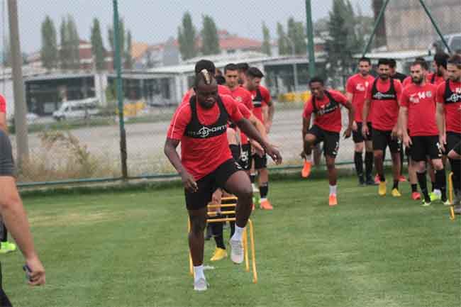 Eskişehirspor Teknik Direktörü Fuat Çapa, bu sezon ilk kez takımla antrenmana çıkan Sissoko'yu böyle "kafakol"a aldı.