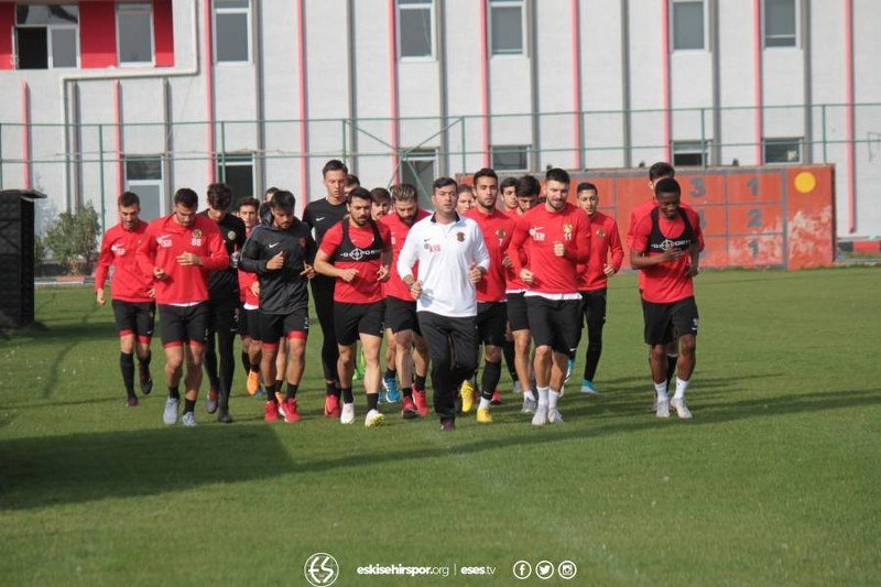 Teknik direktör Fuat Çapa da dün yapılan antrenmandan önce futbolcularla konuşma yaptı.