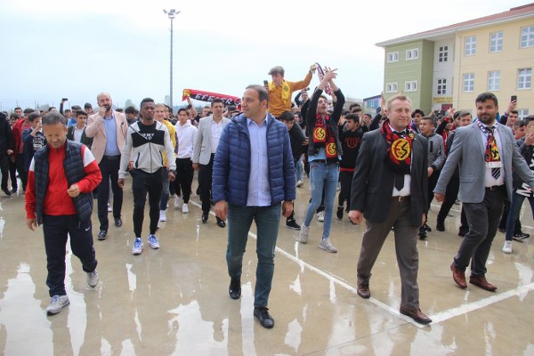 Eskişehirsporlu futbolcular ve Teknik Direktör Fuat Çapa, Türk Telekom Mesleki ve Teknik Anadolu Lisesi’nde öğrencilerle bir araya geldi. EsEs Bando’nun da eşlik ettiği etkinlikte öğrenciler gönüllerini verdikleri takımı tezahüratlarla karşıladı.