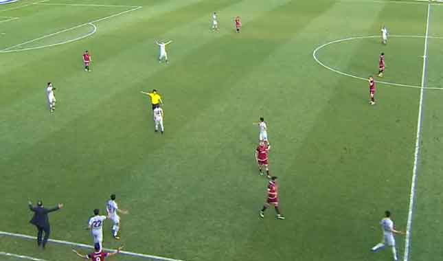 Maçın 84. dakikasında Elazığsporlu futbolcu bariz bir şekilde kendini yere attı ama hakem faul verdi. 