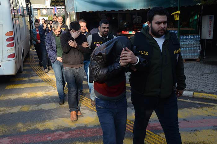 Eskişehir'de "Bal tuzağı 3" fuhuş operasyonu ile gözaltına alınan 22 şüpheli, sağlık kontrolünden geçirilerek adliyeye sevk edildi. 