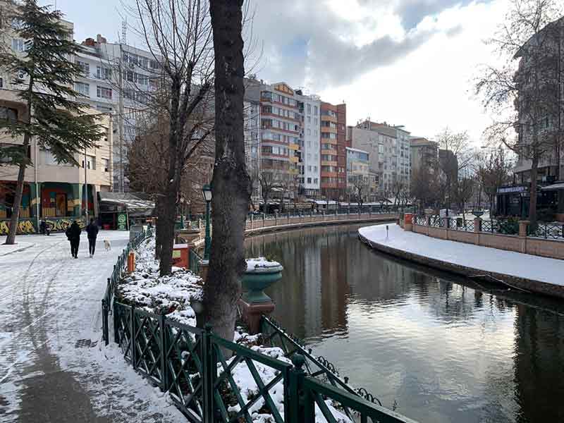 Eskişehir’de gece başlayan hafif kar yağışıyla sokak ve caddeler beyaz örtüyle kaplandı. 