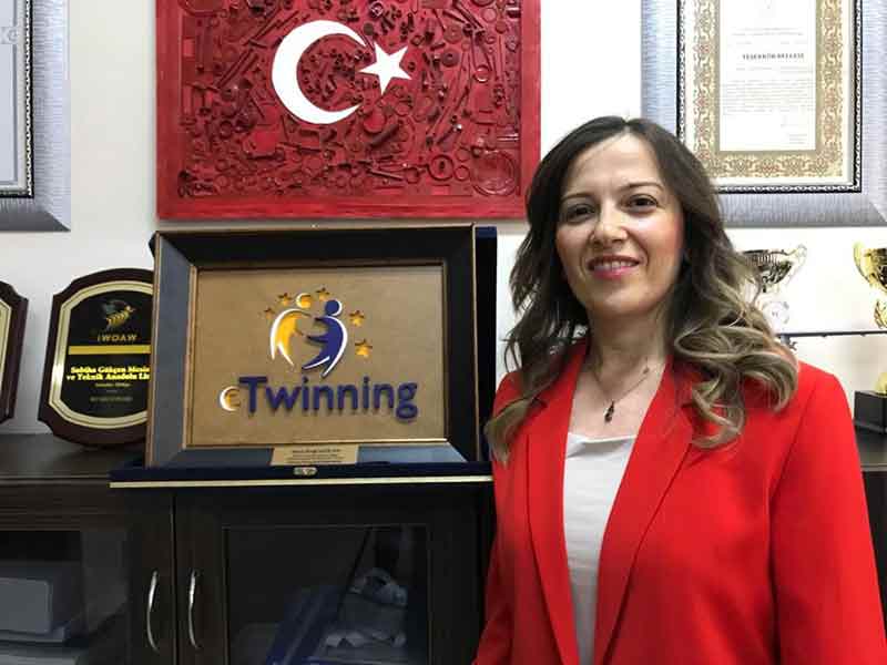 Yaklaşık 16 yıldır İngilizce öğretmenliği yaptığını dile getiren Sevgi Sağlam, ‘Medya Okuryazarlığı Ve Dezenformasyon Kategorisi’nde elde ettikleri e-Twinning projesindeki Türkiye birinciliği hakkında konuştu.