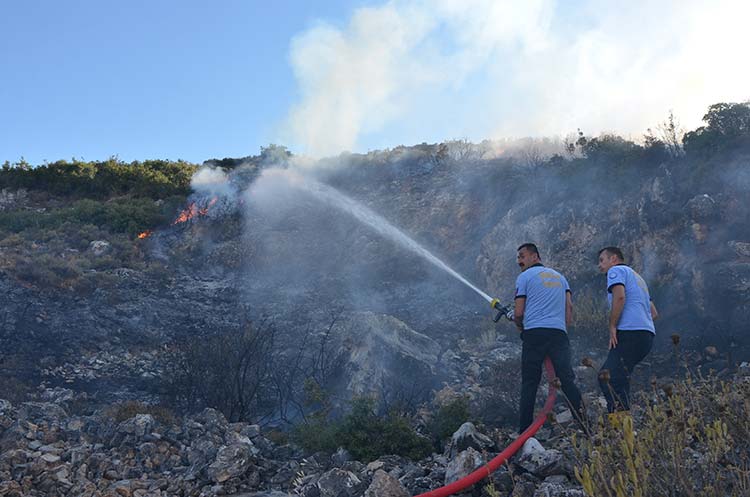Muğla’nın Milas ilçesinde Sodra Dağı’nda makilik alanda yangın çıktı. Vatandaşlar, yangını bir grup genç kızın piknik yapmak isterken çıkardığını ileri sürdü. 