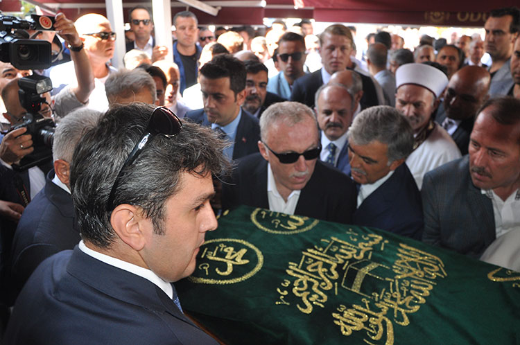 Önceki gün hayatını kaybeden Tokyo Büyükelçisi Murat Mercan’ın babası Nafiz Mercan için Mahmut Sami Ramazanoğlu camiinde cenaze namazı kılındı.