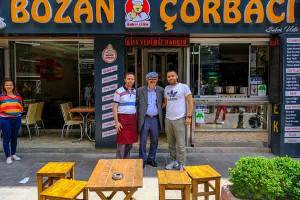 Büyükşehir Belediye Başkanı Yılmaz Büyükerşen, Eskişehir’in alışveriş tercihinde büyük yer tutan Hamamyolu Caddesi’nde esnaf ile bir araya geldi. 