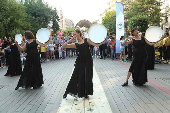 Deliklitaş Mahallesi Hamamyolu’nda düzenlenen dans gösterisine Odunpazarı Belediye Başkanı Kazım Kurt’un yanı sıra çok sayıda vatandaş katıldı. 