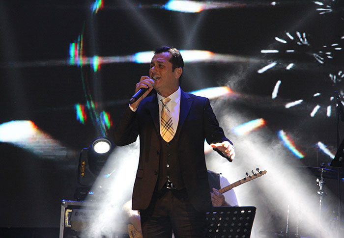 Ünlü şarkıcı Hasan Yılmaz, Sivrihisar'ın düşman işgalinden kurtuluşunun 96'ncı yıldönümü sebebiyle ilçede bir konser verdi.