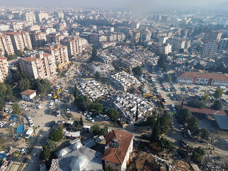 Hatay'da 2 bin 749 binanın yıkıldığı şehrin havadan görüntüsü yürekleri sızlattı.