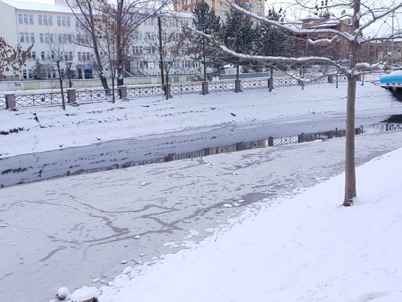 Eskişehir’de dün etkili olan kar yağışının ardından hava sıcaklığın eksi derecelere düşmesi Porsuk Çayı'nın bazı bölgelerde kısmen donmasına neden oldu.  İşte Eskişehir'den kar manzaraları...