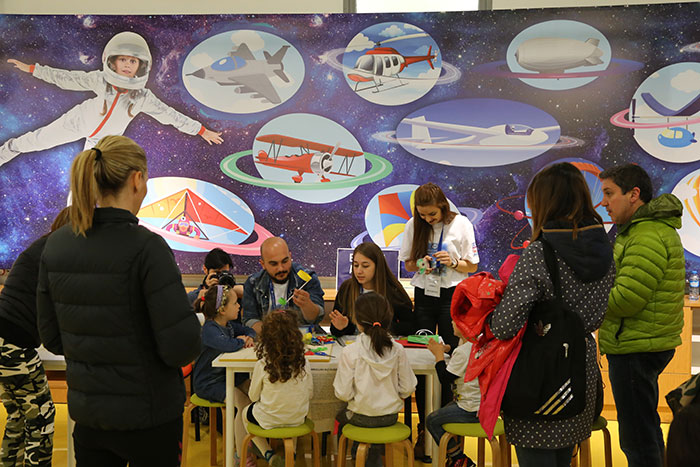 Eskişehir'de uçakların sergilendiği Anadolu Üniversitesi (AÜ) Hava Müzesi Parkı, "Gökyüzünün Klasikleri Karadakilerle Buluşuyor" etkinliği kapsamında, klasik otomobillere ev sahipliği yaptı.
