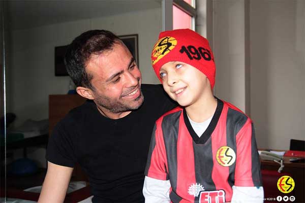 Spor Toto 1. Lig ekiplerinden Eskişehirspor'un görme engelli taraftarı 11 yaşındaki Mehmet Salih Karadağ, hayranı olduğu futbolcularla buluştu.