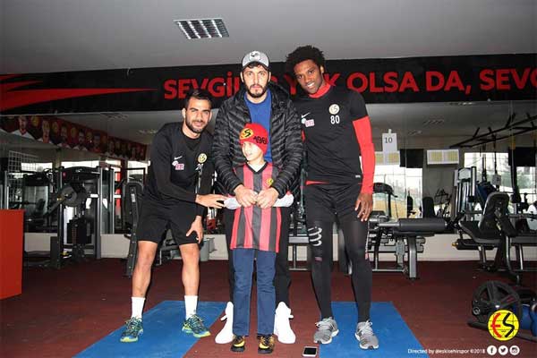 Spor Toto 1. Lig ekiplerinden Eskişehirspor'un görme engelli taraftarı 11 yaşındaki Mehmet Salih Karadağ, hayranı olduğu futbolcularla buluştu.