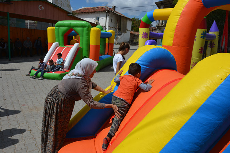 Seyitgazi Belediyesince organize edilen Seyitgazi, Kırka ve diğer mahalleler için ‘Haydi Çocuklar Seyitgazi’de Şenlik Var’ etkinliği başladı. 