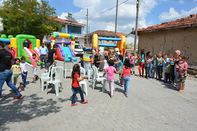 Her gün farklı bir mahallede gerçekleştirilen etkinliğe katılan çocuklar ve aileleri eğlenceli vakit geçiriyor.