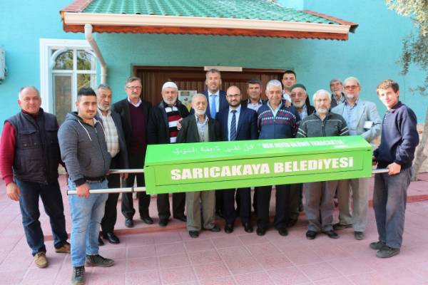 Sarıcakaya Belediyesi ilçe merkezine uzak mesafede bulunan mahallelerde cenaze işlemleri sırasında yaşanan sıkıntılardan dolayı anlamlı bir projeye daha imza attı. 