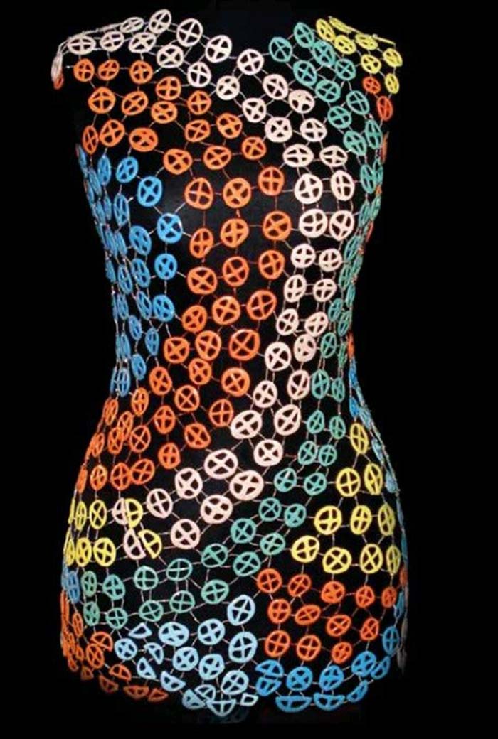 Anadolu Üniversitesi Güzel Sanatlar Fakültesi Öğretim Üyesi Doç. Ezgi Hakan Verdu Martinez, binlerce parçadan oluşan seramik elbiselerin her birinde farklı bir hikayeyi işliyor. 