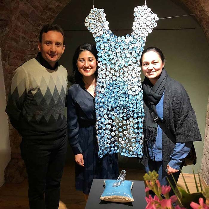 Anadolu Üniversitesi Güzel Sanatlar Fakültesi Öğretim Üyesi Doç. Ezgi Hakan Verdu Martinez, binlerce parçadan oluşan seramik elbiselerin her birinde farklı bir hikayeyi işliyor. 