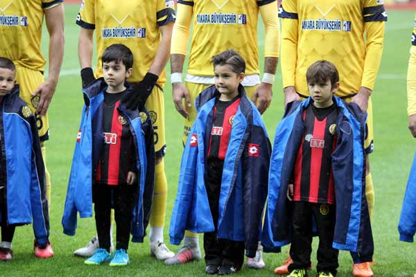 Eskişehirspor - Ankaragücü maçı öncesinde yürekleri ısıtan kareler objektiflere yansıdı. Futbolcular seremoni esnasında yağan yağmurdan etkilenmemeleri için birlikte saha çıktığı çocukları yağmurdan korudu. 