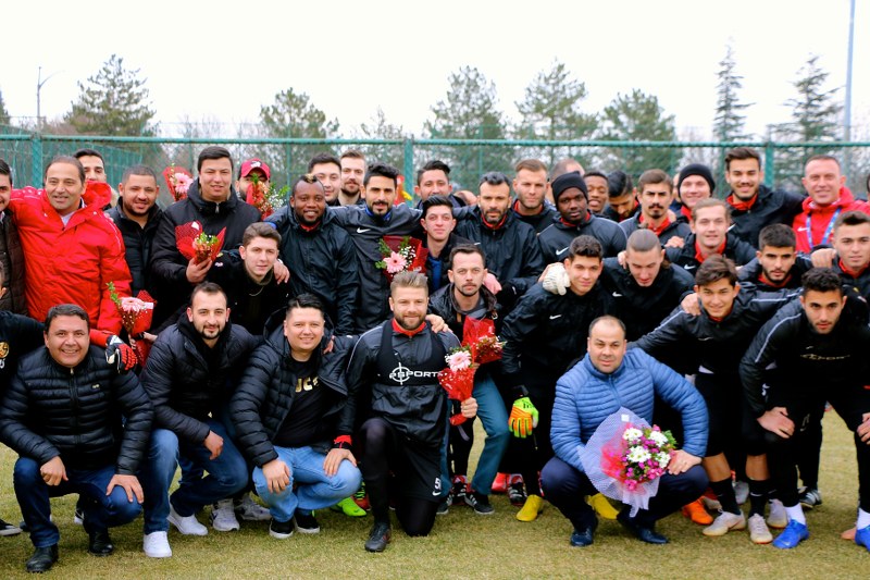 Eskişehirspor taraftarları, Vali Hanefi Demirkol tesislerine giderek takımlarının 14 Şubat Sevgililer Günü’nü kutladı. 