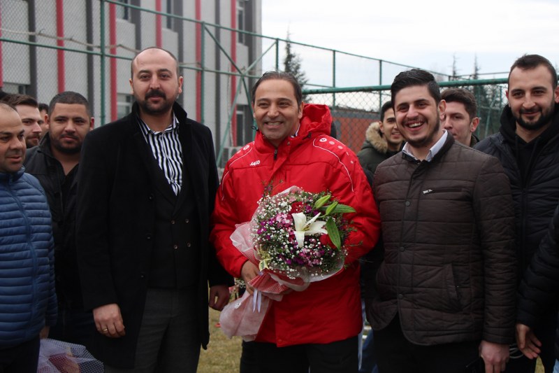 Eskişehirspor taraftarları, Vali Hanefi Demirkol tesislerine giderek takımlarının 14 Şubat Sevgililer Günü’nü kutladı. 