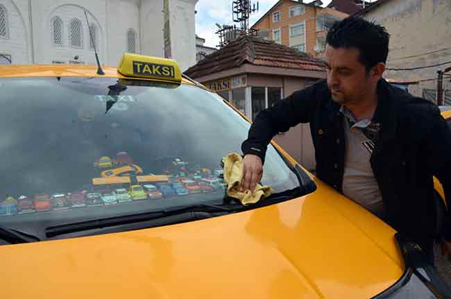 Ordu’nun Altınordu ilçesinde taksi şoförü olan Özel Gök, çocukluk yıllarında hayali olan oyuncak ve maket arabalara olan ilgi ve hevesini, ticari taksisinde sergileyerek gideriyor.
