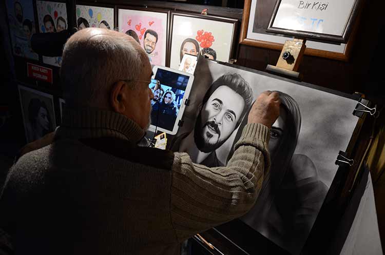 Eskişehir’de kuru fırça tekniği ile karikatür ve portre çizen Ressam Münir Yeşil, çocukluktan beri uğraştığı resim sanatını eğitim almadan geliştirdiğini söyledi. 