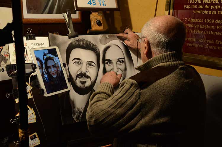 Eskişehir’de kuru fırça tekniği ile karikatür ve portre çizen Ressam Münir Yeşil, çocukluktan beri uğraştığı resim sanatını eğitim almadan geliştirdiğini söyledi. 
